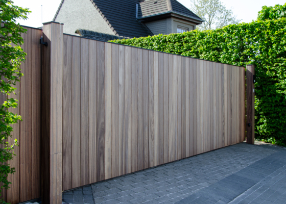 Keuze houten of aluminium poort